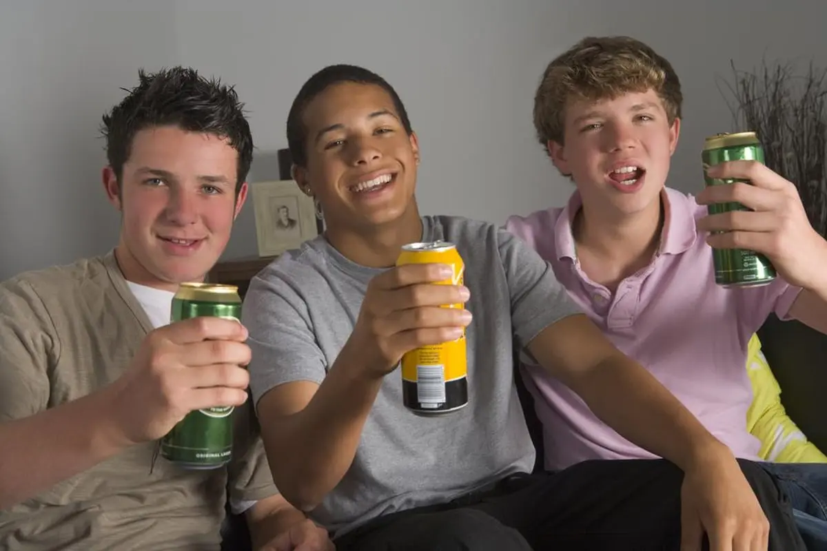 El Alcoholismo en los Jóvenes: Un Problema en Ascenso - Cómo se inicia el alcoholismo en los jóvenes jóvenes alcohol - Cómo se inicia el alcoholismo en los jóvenes