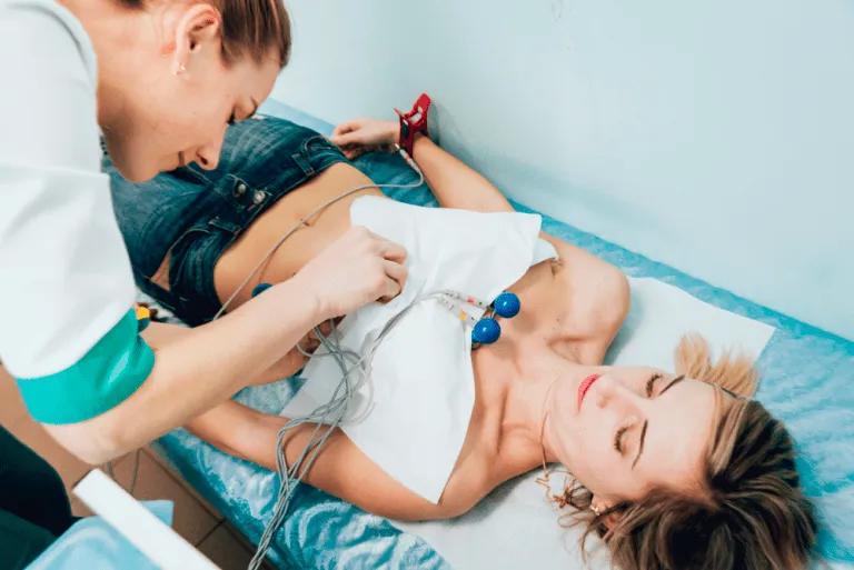 Cómo se realiza un electrocardiograma: Una guía completa - Cómo te hacen un electrocardiograma a una mujer como se hace un electrocardiograma - Cómo te hacen un electrocardiograma a una mujer