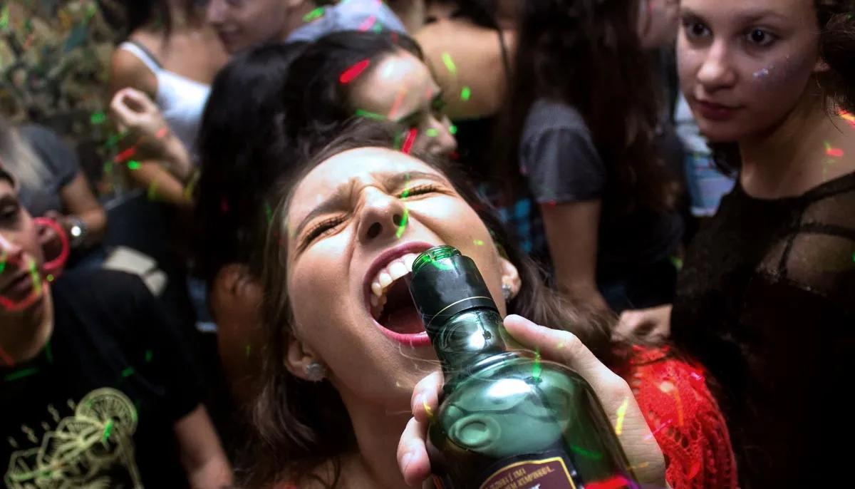 El Alcoholismo en los Jóvenes: Un Problema en Ascenso - Cuándo empiezan a beber alcohol los adolescentes jóvenes alcohol - Cuándo empiezan a beber alcohol los adolescentes