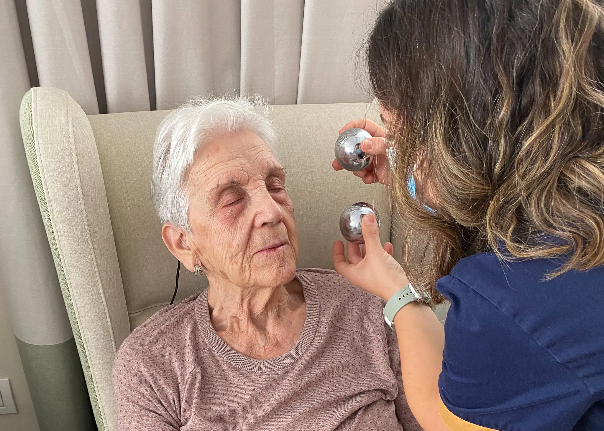 Por Qué Las Personas Mayores Se Quedan Dormidas Sentadas: Causas y Consejos - Cuántas horas debe dormir un adulto mayor de 80 años porque las personas mayores se duermen sentadas - Cuántas horas debe dormir un adulto mayor de 80 años