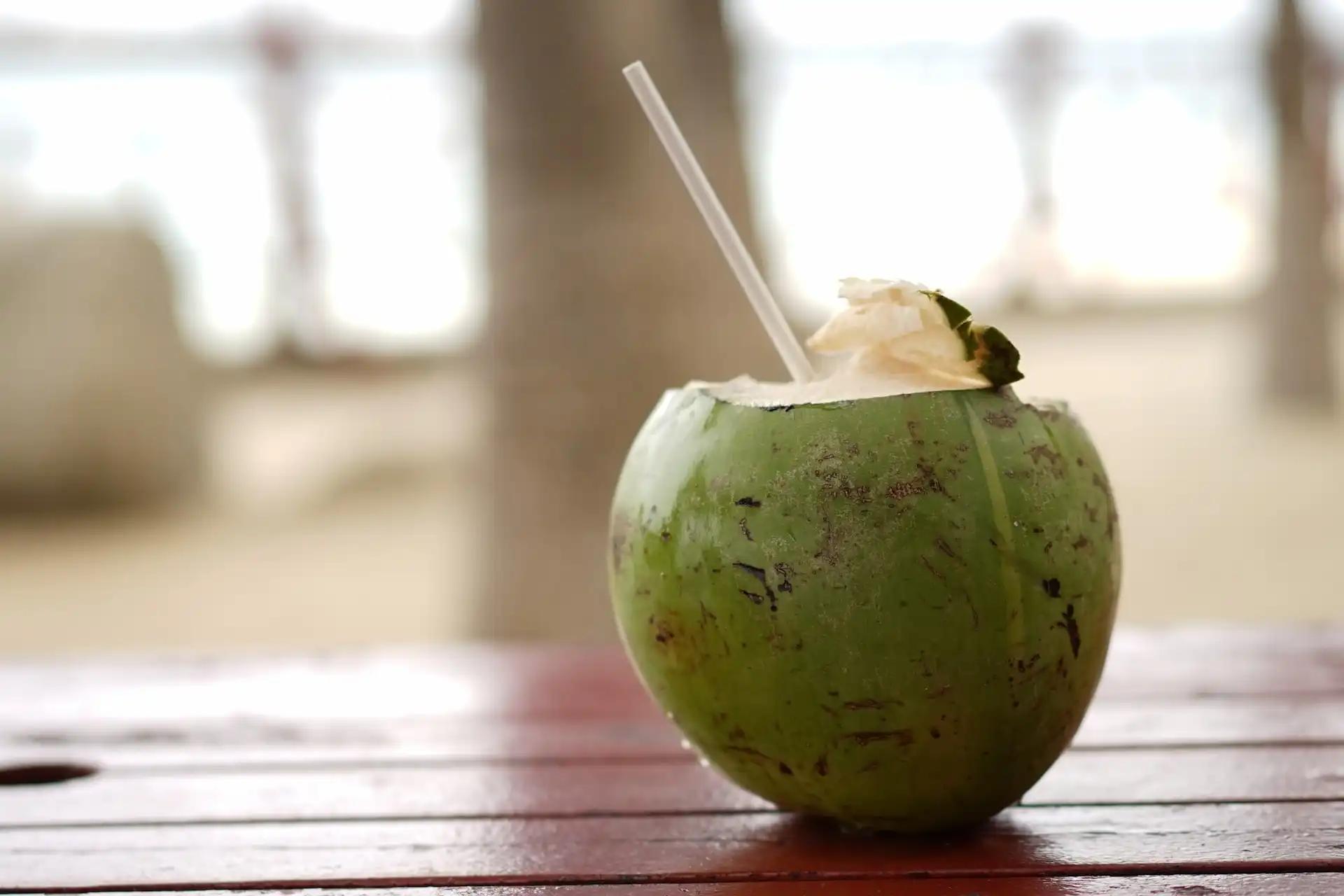 agua de coco - Qué beneficios tiene el agua de coco para el cerebro