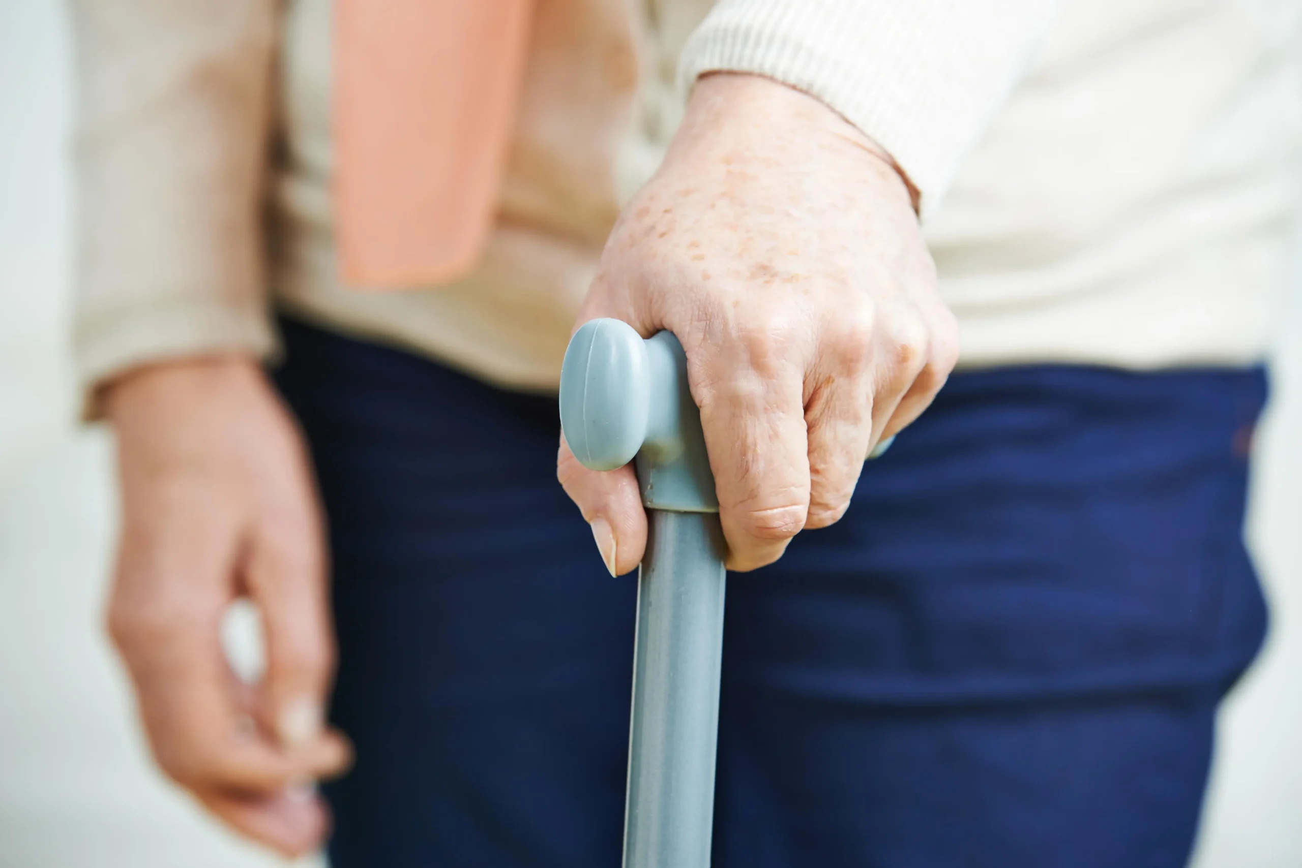 Caídas en el Adulto Mayor: Prevención, Causas y Consecuencias - Qué enfermedades provocan caídas caidas en el adulto mayor - Qué enfermedades provocan caídas